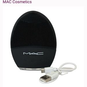 MAC Cosmetics silicone cleansing brush exfoliates skin